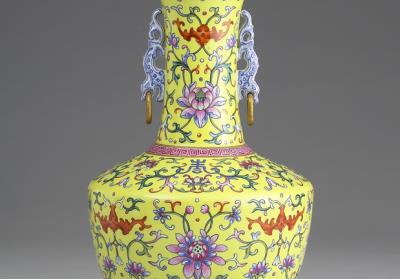 图片[2]-Yellow-ground vase with ring handles and auspicious decoration in fa-lang-ts’ai enamels, Ch’ien-lung reign (1736-1795), Ch’ing dynasty-China Archive